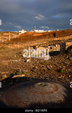 Geevor tin mine buddle au premier plan Cornwall Banque D'Images