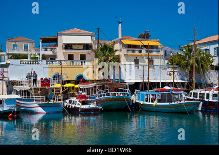 Bateaux de pêche en face de maisons dans le vieux port de l'île de Spetses Grèce Golf Saronique Banque D'Images