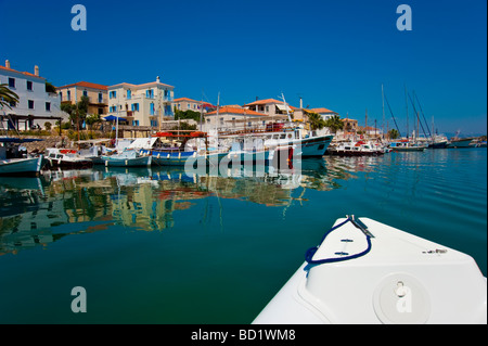 Bateaux de pêche en face de maisons dans le vieux port de l'île de Spetses Grèce Golf Saronique Banque D'Images