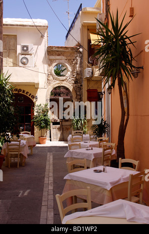 Vous pourrez dîner en plein air dans la ville de Réthymnon SUR L'île grecque de Crète. Banque D'Images