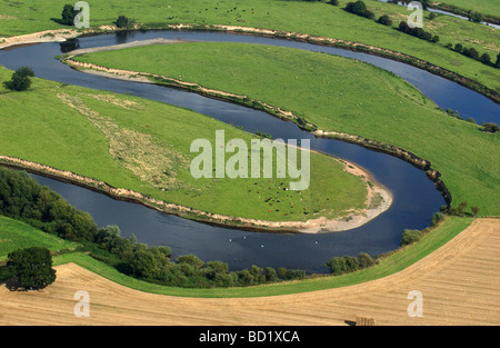 Vue aérienne de la rivière Severn qui sillonne les Leighton dans le Shropshire Banque D'Images