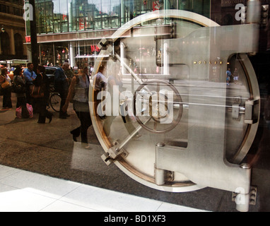 Silver Bank Vault avec réflexion porte en verre de la rue de l'exposition. Banque D'Images