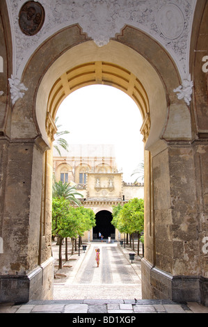 Entrée de Patio de los Naranjos, La Mezquita de Cordoue, Cordoue, Province, Andalousie, Espagne Banque D'Images