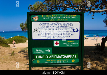 Grec Anglais bilingue sur les signes "drapeau bleu" plage de Skala sur la Méditerranée grecque île de Céphalonie, Grèce GR Banque D'Images