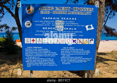 Grec Anglais bilingue sur les signes "drapeau bleu" plage de Skala sur la Méditerranée grecque île de Céphalonie, Grèce GR Banque D'Images