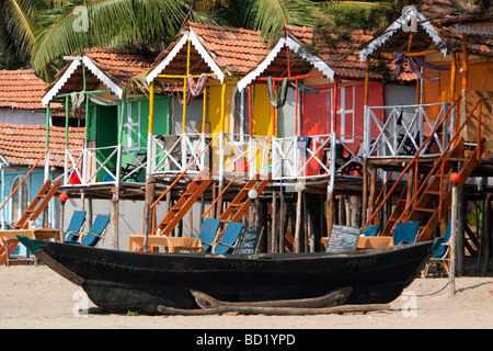 Cocohut beach holiday bungalows sur pilotis plage d'Agonda Goa Inde Banque D'Images