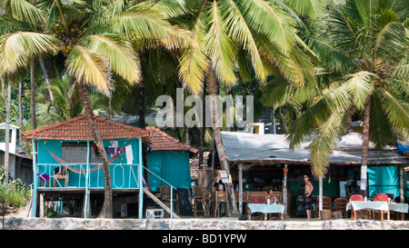 Bungalows et coco abris parmi les palmiers sur la populaire plage de Palolem Inde Goa Banque D'Images