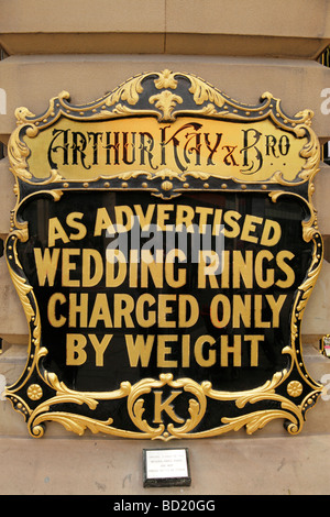 Arthur kay & bro shop avant avec son signe ouvert autour de 1897 fait maintenant partie de la burns groupe market street manchester Banque D'Images