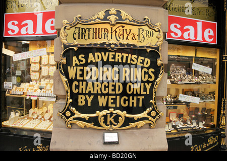 Arthur kay & bro shop avant avec son signe ouvert autour de 1897 fait maintenant partie de la burns groupe market street manchester Banque D'Images