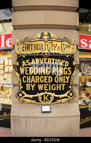 Arthur kay & bro shop avant avec son signe ouvert autour de 1897 fait maintenant partie de la burns groupe market street manchester Banque D'Images