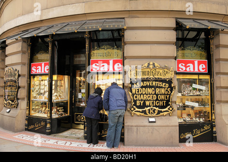 Arthur kay & bro shop avant avec son signe ouvert autour de 1897 fait maintenant partie de la burns groupe market street manchester Banque D'Images