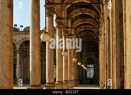 Arcades rondes entourant cour ouverte de la mosquée de Mohamed Ali Pacha Mosquée d'Albâtre situé dans la Citadelle du Caire Egypte Banque D'Images