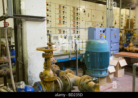 Les biodigesteurs production de biogaz à partir des boues pour convertir en électricité verte à Daveyhulme d'épuration, Manchester, Royaume-Uni. Banque D'Images