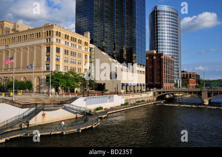 Partie de Grand Rapids riverwalk l Amway Grand Plaza Hotel est le grand bâtiment. L'autre grand édifice est le JW Marriott Banque D'Images