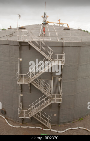 Les biodigesteurs production de biogaz à partir des boues pour convertir en électricité verte à Daveyhulme d'épuration, Manchester, Royaume-Uni. Banque D'Images