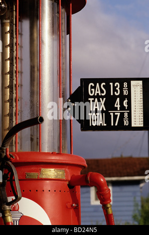 Station essence historique close up de l'ancien gaz pompe avec du gaz bon marché : les panneaux affichés au coucher du soleil de l'État de Washington USA Galvin Banque D'Images