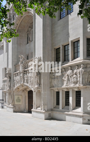 Façade et entrée voûtée ornée devant la Cour suprême Dans Middlesex Guildhall un bâtiment en pierre de portland classé à Westminster Londres Angleterre Royaume-Uni Banque D'Images