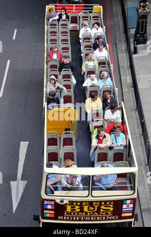 Regarder sur open top Big Brown London Sightseeing tour bus Banque D'Images