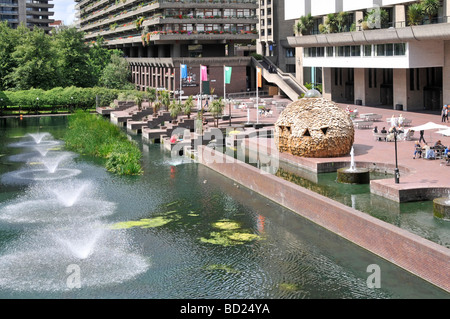 Lake & Water disposent de fontaines à Barbican Centre urbain architecture brutaliste gratte-ciel gratte-ciel immeubles City of London Angleterre Royaume-Uni Banque D'Images