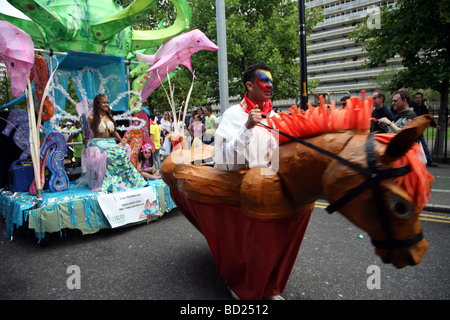 L'homme à un cheval dancering au Carnaval del Pueblo Londres Banque D'Images