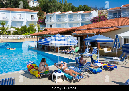 Vous pourrez prendre le soleil autour de la piscine de l'hôtel près de Skala sur la Méditerranée grecque île de Céphalonie, Grèce GR Banque D'Images