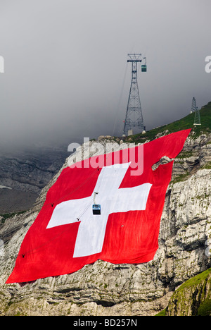 Plus grand drapeau suisse jamais produit le déroula sur le nord falaise du Säntis pour la fête nationale suisse, 01.08.2009, Schwägalp, CH Banque D'Images