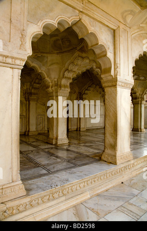 Arcades et colonnes de soutien dans une allée couverte de Mumbai cloître chemin Masjid (mosquée des dames). Le Fort Rouge d'Agra, Agra. L'Inde Banque D'Images