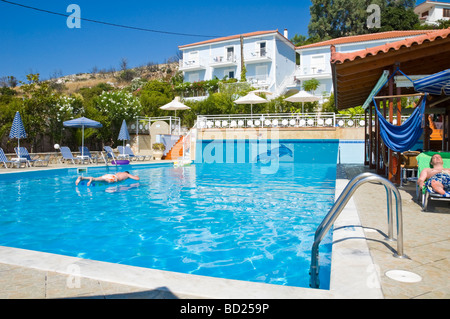 Vous pourrez prendre le soleil autour de la piscine de l'hôtel près de Skala sur la Méditerranée grecque île de Céphalonie, Grèce GR Banque D'Images