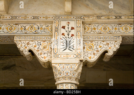 Colonne en marbre de pierre - et l'entablement décoré de pierres semi-précieuses incrustées. / Muthamman Musamman Burj. Le Fort Rouge, Agra. Banque D'Images