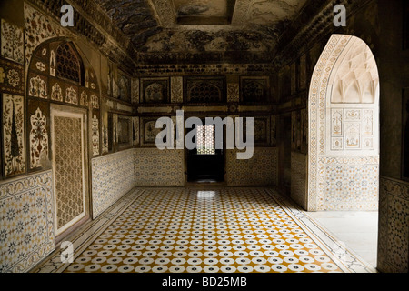 L'intérieur d'une pièce ou d'antichambre d'Itmad-ud-Daulah mausolée. L'Agra. L'Inde. Banque D'Images