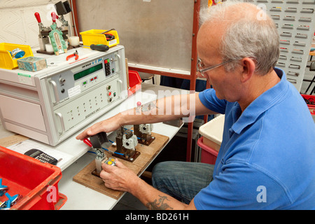 En utilisant l'équipement de test automatisé travailleur dans une usine Banque D'Images