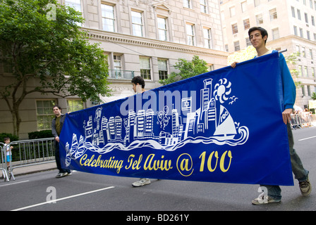 Salut à Israël Parade sur la 5e Avenue, New York City célébrer l'anniversaire de l'indépendance d'Israël Banque D'Images