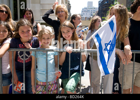 Salut à Israël Parade sur la 5e Avenue, New York City célébrer l'anniversaire de l'indépendance d'Israël Banque D'Images