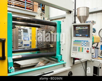 Machine de moulage par injection pour la fabrication de pièces en plastique Banque D'Images