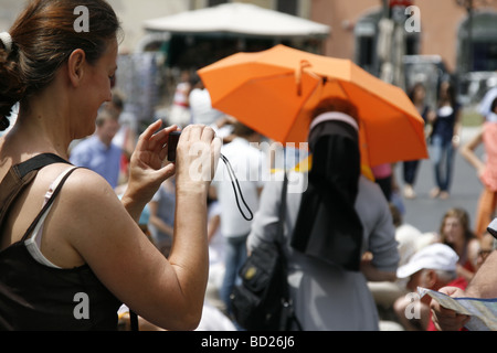 Nun avec parapluie en plein soleil par d'Espagne à Rome, Italie Banque D'Images