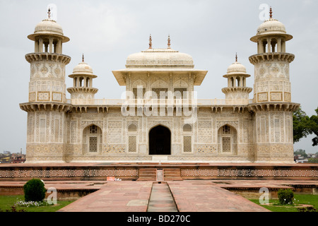 Itmad-ud-Daulah dome du tombeau mausolée. L'Agra. L'Inde. Banque D'Images