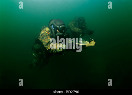 Des soldats des forces spéciales allemandes le Kampfschwimmerkompanie boussole formation plongée sous-marine. Eckernfoerde, Schleswig-Holstein, Baltique Banque D'Images