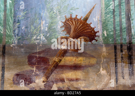 Détail de la deuxième peinture murale de style dans l'atrium de la villa à l'Oplonti : une torche sur une pile de livres. Banque D'Images