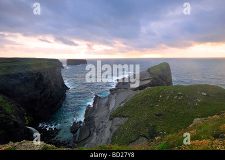 La péninsule de Loop Head West Clare Irlande montrant les rochers et falaises sculptées par l'Océan Atlantique Banque D'Images