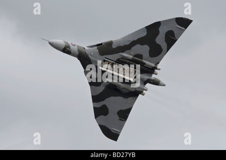 XH558 Vulcan avec soute à bombe d'ouverture contre les nuages orageux Banque D'Images