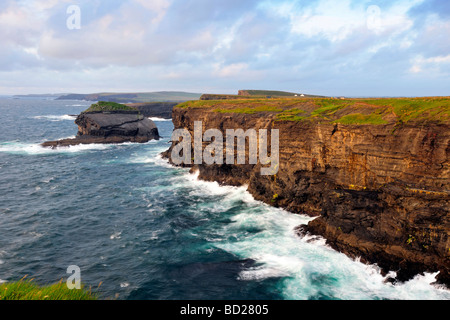 La péninsule de Loop Head West Clare Irlande montrant les rochers et falaises sculptées par l'Océan Atlantique Banque D'Images