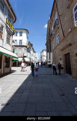 Dom Diogo de Sousa rue, la ville de Braga, Portugal. Vu l'église de Misericordia qui fait partie de la cathédrale de Braga edifications Banque D'Images