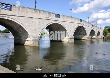 Chertsey Pont sur la rivière Thames, Chertsey, Surrey, Angleterre, Royaume-Uni Banque D'Images