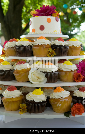 Quatre étages avec plateau cupcake gâteau de mariage top décoré de fleurs en soie. Banque D'Images