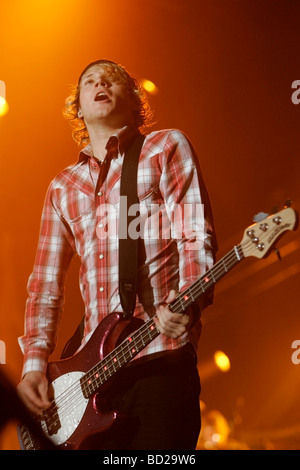 Dougie Poynter de McFly effectue sur scène à l'Odyssey Arena de Belfast en Irlande du Nord seulement utilisation éditoriale Banque D'Images
