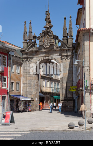 Arco da Porta Nova Gate à Braga, Portugal. Un arc monumental baroque construit au 18ème siècle d'être la principale porte de la ville. Banque D'Images