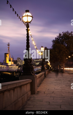 Victoria Embankment at night Banque D'Images