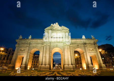 Puerta de Alcala la nuit Banque D'Images