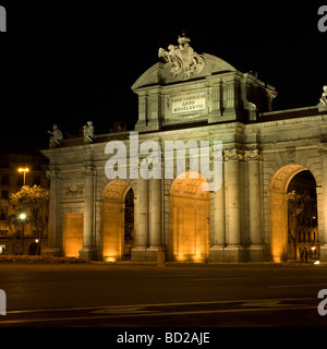 Puerta de Alcala la nuit Banque D'Images