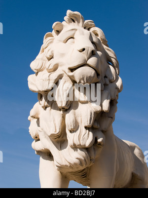 Statue de Lion, Southwark Bridge, le centre de Londres, Londres, Angleterre, Royaume-Uni. Banque D'Images